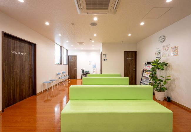 もりもと整形外科 枚方院の待合室